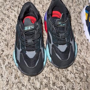 Toddler shoe Bundle Ugg’s and pumas  7c (2pair)